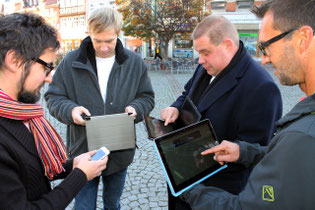 Foto v.l. : An die Tablets - fertig los: Andreas Warmbein, Immo Ulbricht, Wittich Schobert und Claudius Traumann testen den freien W-LAN-Empfang auf dem Helmstedter Marktplatz