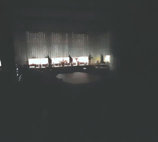 Die Wohnung und der Tisch der Weihnachtsfeier von einst.