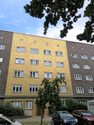 Fassade eines Wohnhauses in goldener Farbe