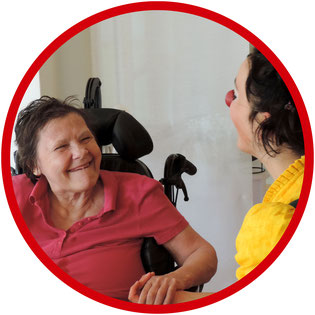 Die Bewohnerinnen des Seniorenstifts in Stuttgart genießen die Begegnungen mit der Klinikclownin Angelina Haug auf der Clownsvisite.