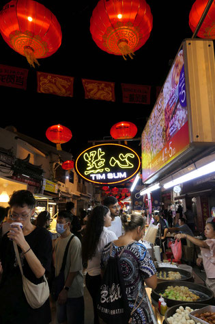 Franzi stöbert auf dem Chinesischen Nachtmarkt
