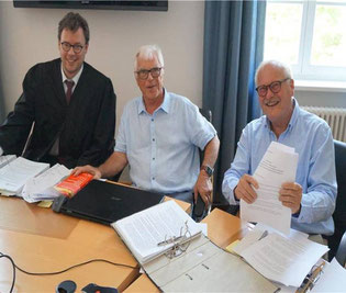 Erfolgreich gegen das RP: Rechtsanwalt Daniel Krummacher, der NUZ-Vorsitzende Norbert Majer und sein Stellvertreter Siegfried Rall (von links). © Daniel Seeburger
