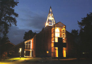 Die Eine-Welt-Kirche in der Dämmerung*