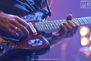 Gitarrist auf einer Konzertbühne, Foto:Gerd Schütt, MiO Made in Oldenburg®, www.MiOfoto.de