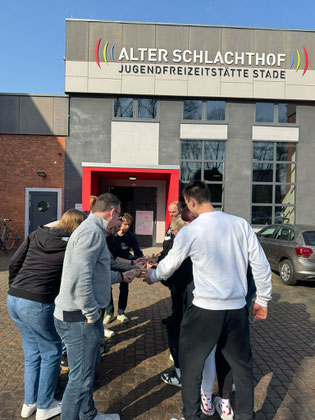 Selbst ausprobieren der Methoden gehört einfach dazu: die Seminarteilnehmer bei dem Kooperationsspiel „Besenstiel ablegen“