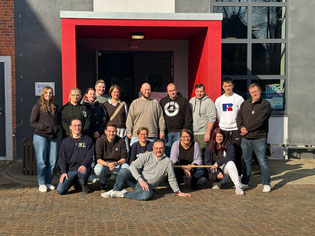 Am letzten Seminartag vor dem Alten Schlachthof in Stade freuen sich Jugendleitende und Referenten-Team über den erfolgreichen Abschluss der Grundausbildung - Fotos: SJR
