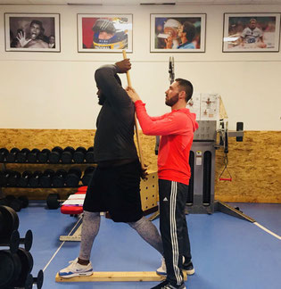 Kinésithérapeute du sport pratiquant un test bilan sur un sportif