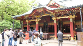 根津神社にて。人混みが大変でした（詳しくは本稿で）