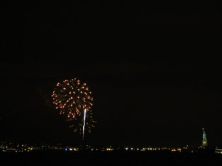 　　　　　　自由の女神像のあるリバティ島付近であがる新年の花火