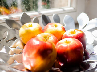 Eine Schale mit Äpfeln ist zu sehen: individueller Heilungsprozess, wodurch verlieren wir Kraft und wie können wir uns selbst helfen und unterstützen?