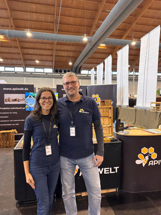 Das sind wir - das Team von APIWELT - Milka und Svetli