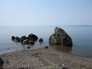 湖面から突き出した烏帽子岩