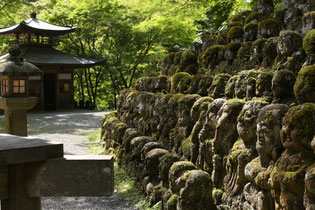 静かに佇む愛宕念仏寺のお地蔵さま
