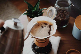 Die richtige Kaffeemenge für Chemex Photo by Jannis Brandt on Unsplash