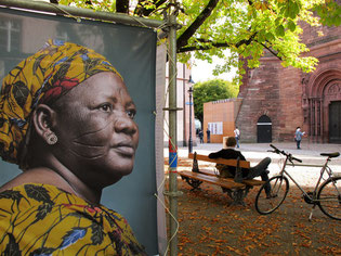 Freiluft - Ausstellung: Afrikanische Frauen-Bildnisse