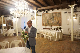 <img src=“Bilddatei.jpg“ alt=Hochzeitsplaner Harald Winkler von perfektheiraten im Festsaal von Villa Luppis>