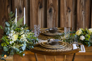 <img src="bilddatei.jpg" alt="Dekoration Scheunenhochzeit">