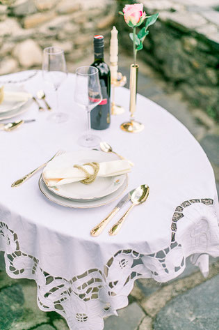 <img src=“Bilddatei.jpg“ alt=Dekorierter Hochzeitstisch mit Wein und rosa Rose>