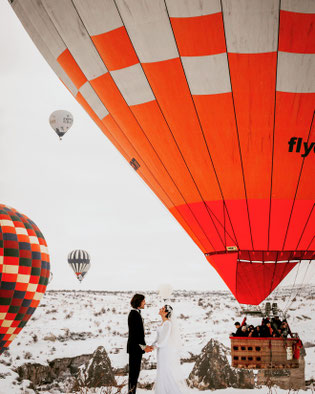 <img src=“Bilddatei.jpg“ alt=Brautpaar mit Heissluftballon>
