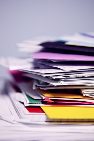 <img src="bilddatei.jpg" alt="Papierstapel mit Heften">
