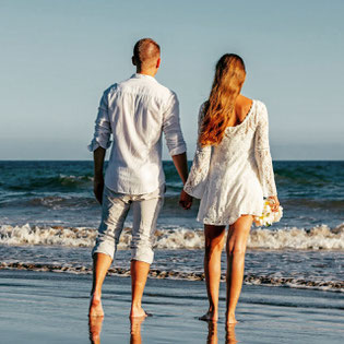 <img src=“Bilddatei.jpg“ alt=Brautpaar am Strand vor Meer>