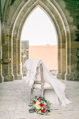 <img src=“Bilddatei.jpg“ alt=Stuhl mit Brautkleid und Brautstrauß vor Frauentorkirche in Krems>