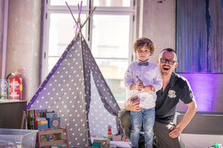<img src=“Bilddatei.jpg“ alt=Kinderbetreuung auf Hochzeitsfeier>