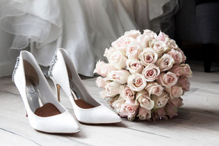 <img src="bilddatei.jpg" alt="Brautschuhe und Brautstrauss">