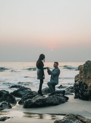 <img src=“Bilddatei.jpg“ alt=Heiratsantrag am Strand vor Meer>