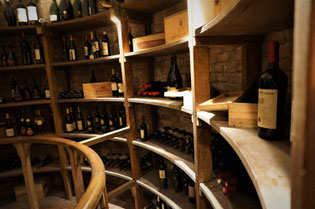 <img src=“Bilddatei.jpg“ alt=Weinkeller von Villa Luppis>