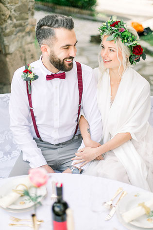 <img src=“Bilddatei.jpg“ alt=Brautpaar auf Boho Hochzeit mit Blumen im Haar und auf Hosenträger>