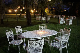 <img src=“Bilddatei.jpg“ alt=Garten festlich beleuchtet von Villa Luppis>