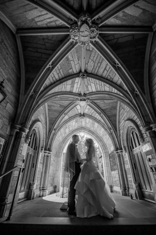 <img src="bilddatei.jpg" alt="Brautpaar in der Kirche">