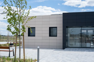 Edificio construido con el sistema modular de Modulnor para las oficinas representativas de la Junta de Compensación de Los Ahijones. El sistema constructivo mediante módulos y paneles prefabricados permite la reducción de tiempos de jecución 