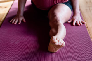Hanumanasana. étirement intense des muscles des jambes et les maintient en bonne santé. Recommandée dans les cas de sciatique