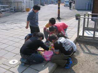 金魚すくいに集まる子ども達