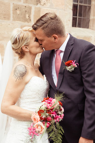 Brautpaar, Brautstrauß, Hochzeit, Kuss, Hochzeitsfotos, Hochzeitsfotograf, Fotograf für Hochzeiten, Heiraten 2018, Hochzeit 2018