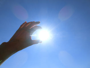 写真 「太陽を手でつまむ」