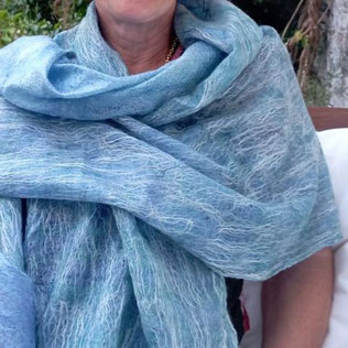 foulard bleu clair sur une personne