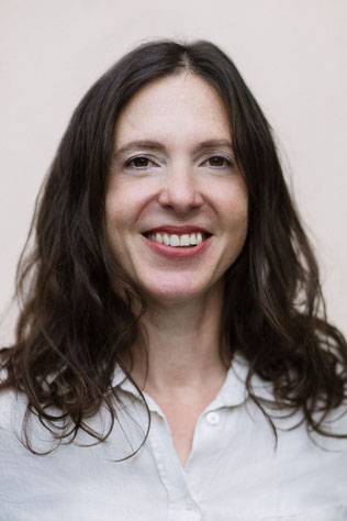 Eine Psychotherapeutin in Essen aus der Praxis für Psychotherapie in Essen Dr. Maria Wehr & Kolleg*innen, spezialisiert auf Psychotherapie für Erwachsene in Essen, bei Depression, Angst, Trauma, Sucht, Stress, Lebenskrisen.