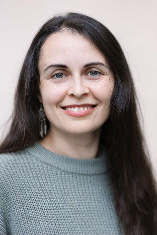 Eine Psychotherapeutin in Essen aus der Praxis für Psychotherapie in Essen Dr. Maria Wehr & Kolleg*innen, spezialisiert auf Psychotherapie für Erwachsene in Essen, bei Depression, Angst, Trauma, Sucht, Stress, Lebenskrisen.