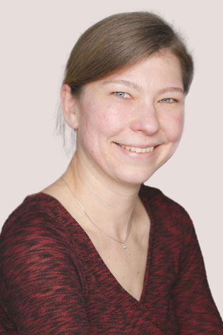 Eine Psychotherapeutin in Essen aus der Praxis für Psychotherapie in Essen Dr. Maria Wehr & Kolleg*innen, spezialisiert auf Psychotherapie für Erwachsene in Essen, bei Depression, Angst, Trauma, Sucht, Stress, Lebenskrisen.