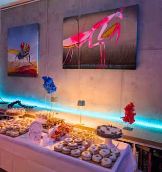 Üppige Dessert Bar von Sweet Art beim ellevenohone Influencer Event mit Donuts, Erdbeer-Vanille-Dessert und Banana Pudding unter blauem Ambientelicht