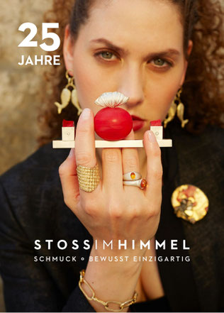 Fanny Krausz im Atelier STOSSIMHIMMEL, stehend auf einem Werktisch. Foto: Lukas Gaechter