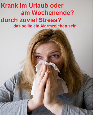Frau ist erkältet, putzt sich die Nase, im Schlafanzug
