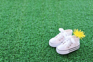 ピンクのノートとボールペン。ピンクのカーネーションとダリアの花。