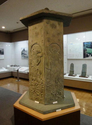立川市歴史民俗資料館常設展示室に展示されている六面石幢レプリカ