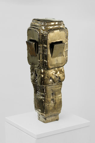 zeitgenössische Skulptur von Andreas Jonak, metallisch gold glenzende Keramik in form eines architektonischen Turms mit Öffnungen oder Klappen