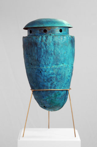 zeitgenössische Skulptur von Andreas Jonak, zylindrische Form aus Messing, blau patiniert, mit Löchern die an Schießscharten erinnern