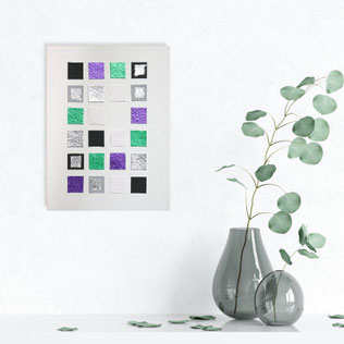 Minimalistische, abstrakte Malerei mit quadratischen Büttenpapier-Elementen in Collagetechnik in Weiß, Grau, Silber, Schwarz, Lila, Grün mit Perleffekten.